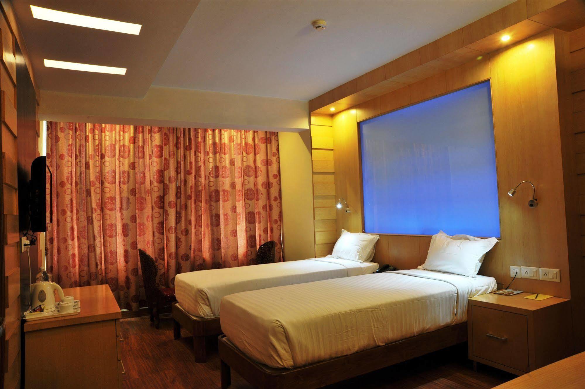Hotel Emarald, Nueva Delhi Exterior foto