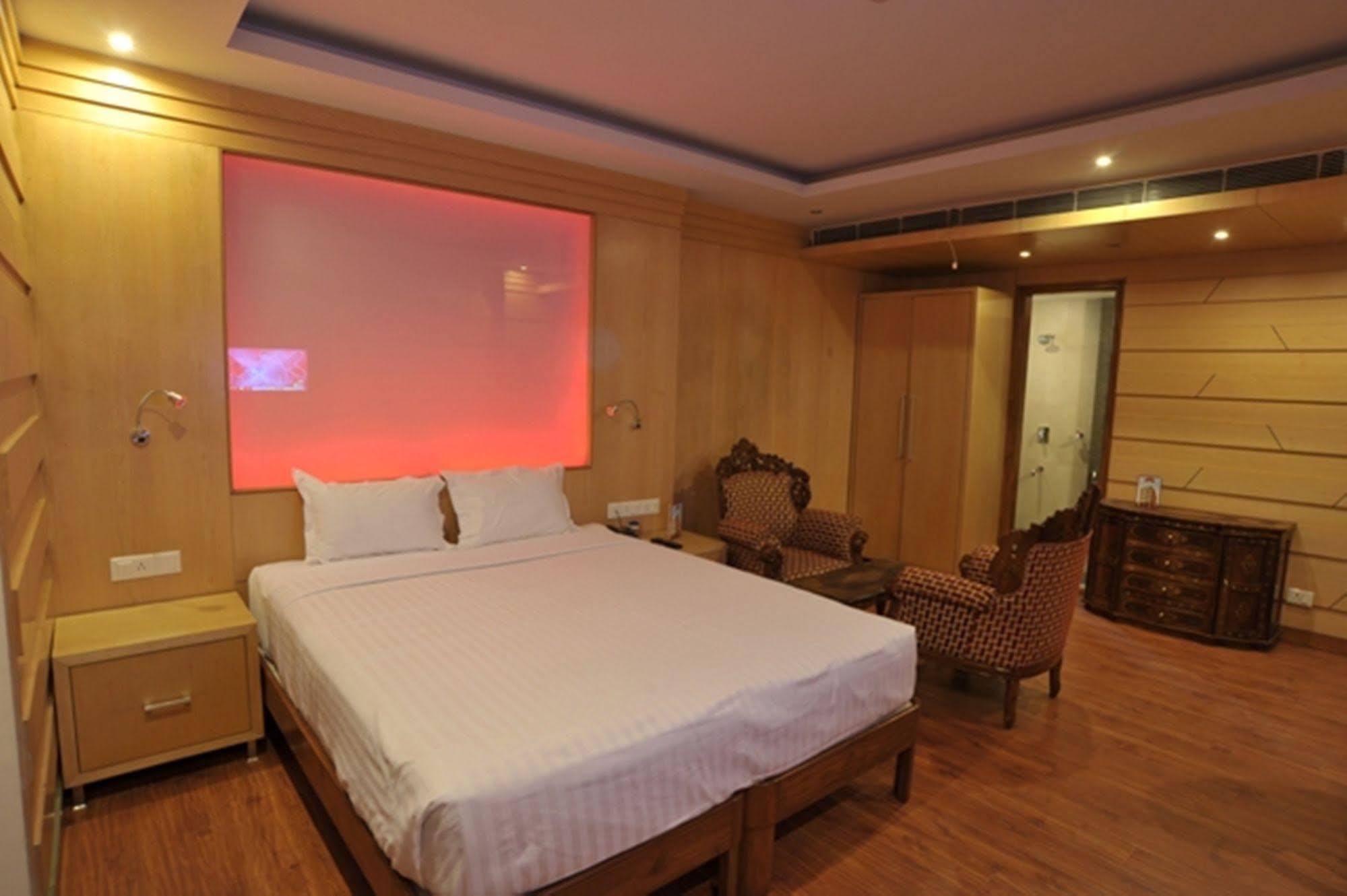 Hotel Emarald, Nueva Delhi Exterior foto